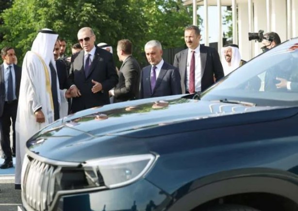 Foto - Zayed Al Nahyan Togg'u inceledi