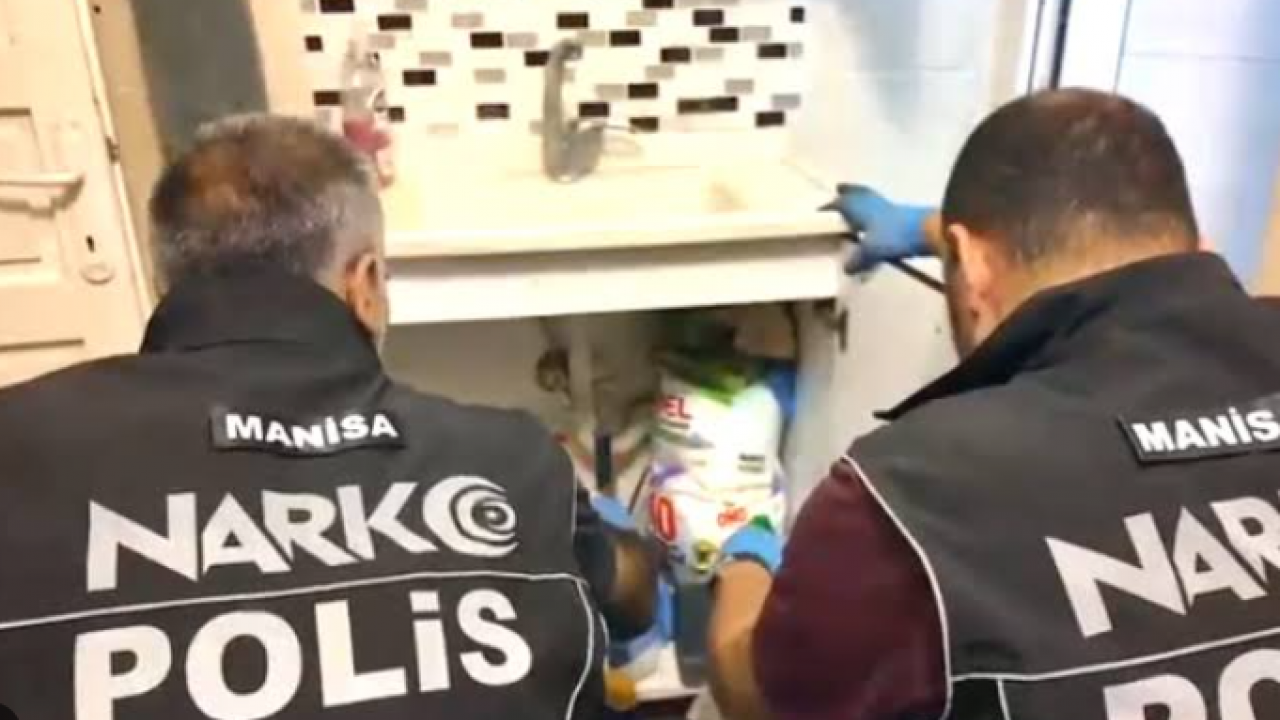 Zehir tacirleri her yöntemi deniyor: Uyuşturucuyu peçeteye emdiren 3 kişi tutuklandı
