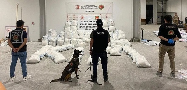 Foto - Zehir tacirlerine geçit yok! Sınır kapısında 2,2 ton uyuşturucu ele geçirildi