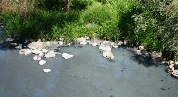 Foto - Zehirli atıklar bölge halkını bezdirdi! Fabrikalar kirletmeye devam ediyor