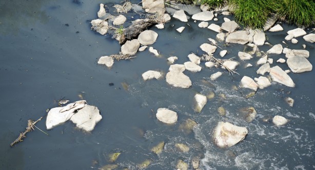 Foto - Zehirli atıklar bölge halkını bezdirdi! Fabrikalar kirletmeye devam ediyor