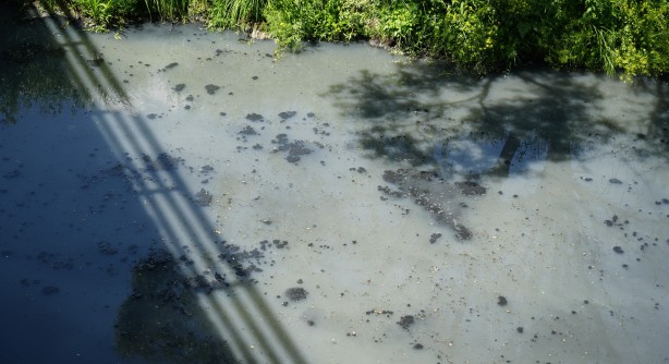 Foto - Zehirli atıklar bölge halkını bezdirdi! Fabrikalar kirletmeye devam ediyor