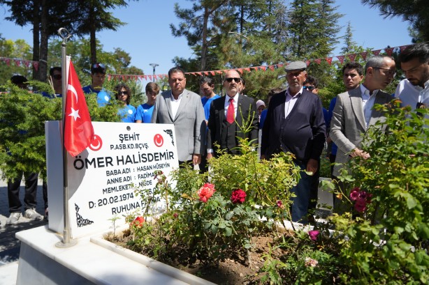 Foto - Zekai Aksakallı’dan Ömer Halisdemir’in kabrine ziyaret