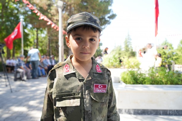 Foto - Zekai Aksakallı’dan Ömer Halisdemir’in kabrine ziyaret