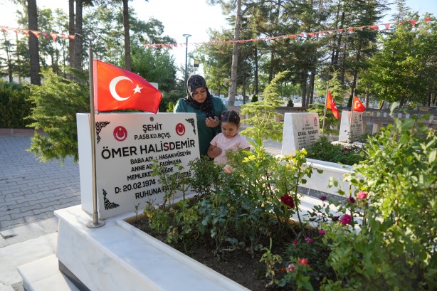 Foto - Zekai Aksakallı’dan Ömer Halisdemir’in kabrine ziyaret