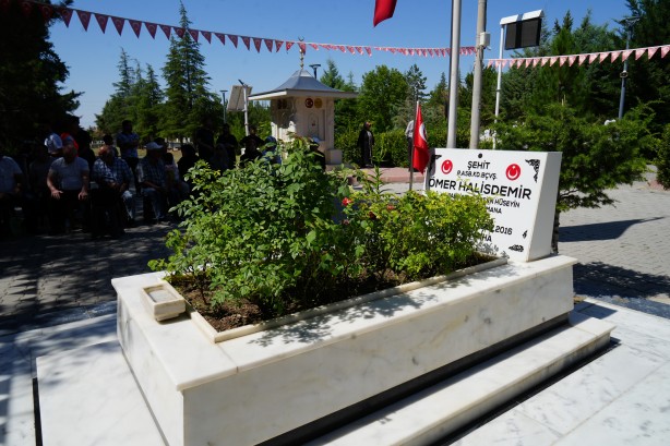 Foto - Zekai Aksakallı’dan Ömer Halisdemir’in kabrine ziyaret