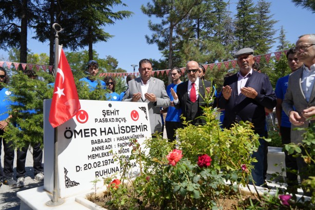 Zekai Aksakallı’dan Ömer Halisdemir’in kabrine ziyaret