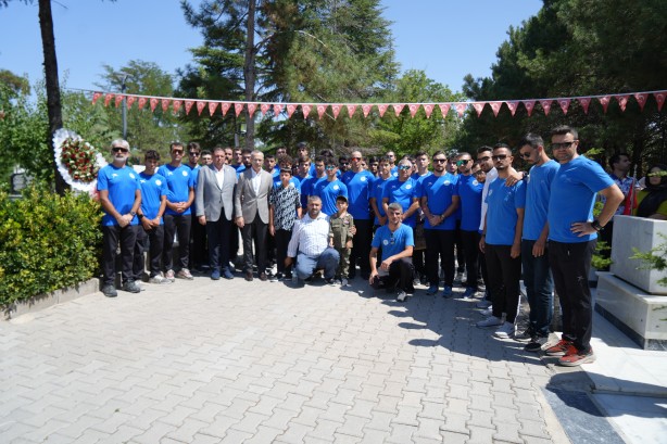 Foto - Zekai Aksakallı’dan Ömer Halisdemir’in kabrine ziyaret
