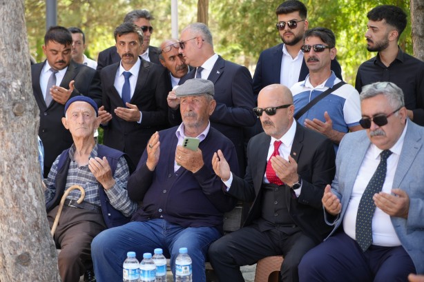 Foto - Zekai Aksakallı’dan Ömer Halisdemir’in kabrine ziyaret