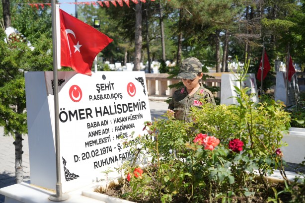Foto - Zekai Aksakallı’dan Ömer Halisdemir’in kabrine ziyaret