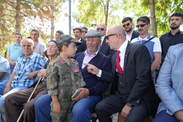 Foto - Zekai Aksakallı’dan Ömer Halisdemir’in kabrine ziyaret