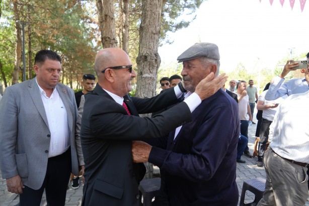 Foto - Zekai Aksakallı’dan Ömer Halisdemir’in kabrine ziyaret