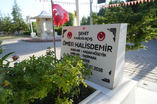 Foto - Zekai Aksakallı’dan Ömer Halisdemir’in kabrine ziyaret