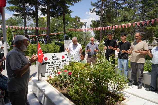 Foto - Zekai Aksakallı’dan Ömer Halisdemir’in kabrine ziyaret