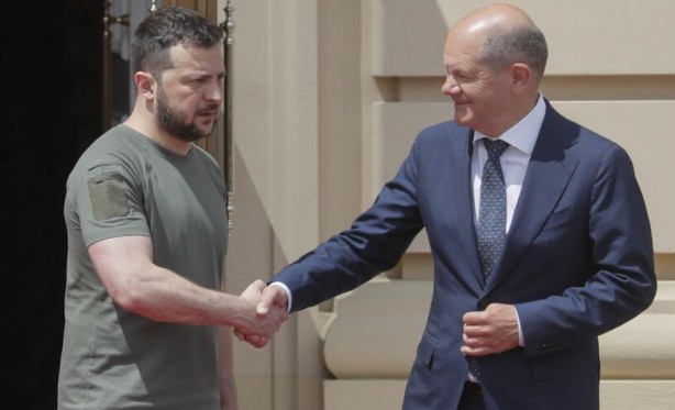 Foto - Zelenski'nin tepkileri viral oldu! Macron’un suratına bakmadı