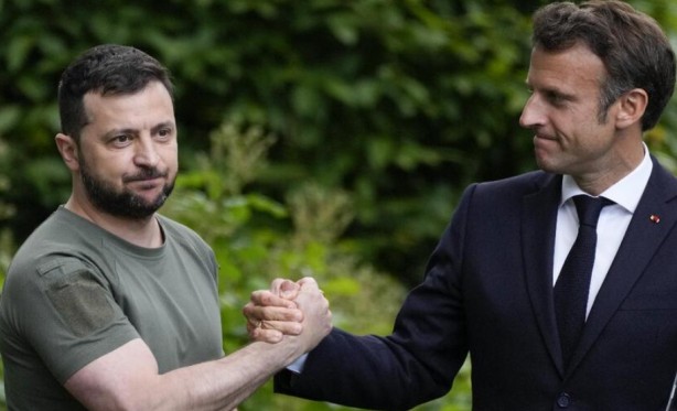 Foto - Zelenski'nin tepkileri viral oldu! Macron’un suratına bakmadı