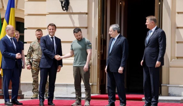 Foto - Zelenski'nin tepkileri viral oldu! Macron’un suratına bakmadı