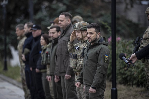 Foto - Zelenskiy, Rusya'dan geri alınan İzyum şehrini ziyaret etti