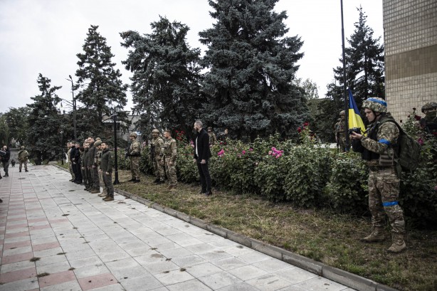 Foto - Zelenskiy, Rusya'dan geri alınan İzyum şehrini ziyaret etti