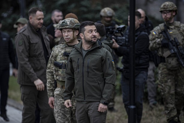 Foto - Zelenskiy, Rusya'dan geri alınan İzyum şehrini ziyaret etti