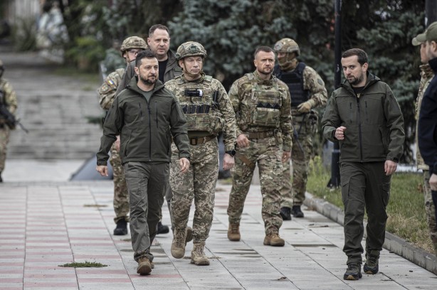 Foto - Zelenskiy, Rusya'dan geri alınan İzyum şehrini ziyaret etti