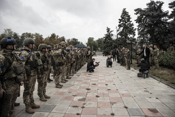 Foto - Zelenskiy, Rusya'dan geri alınan İzyum şehrini ziyaret etti