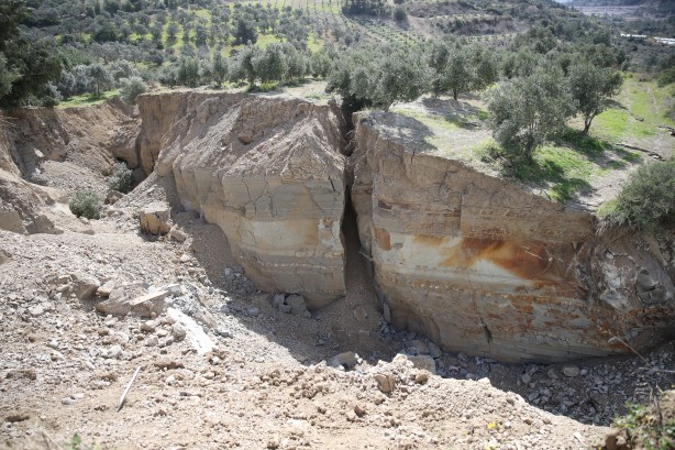 Foto - Zeytin bahçesindeki görüntü depremin boyutunu gözler önüne serdi