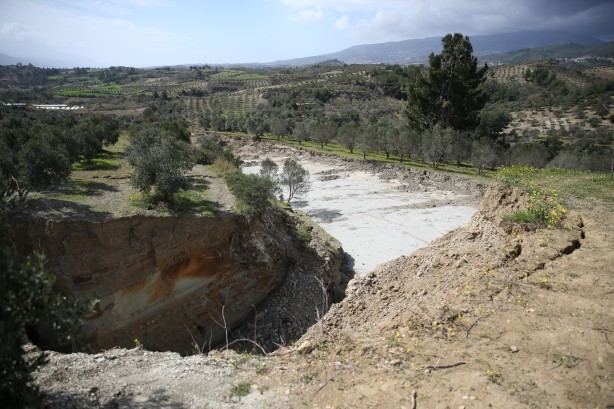 Foto - Zeytin bahçesindeki görüntü depremin boyutunu gözler önüne serdi