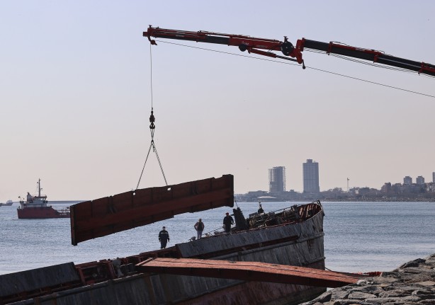 Zeytinburnu sahilde "STREAMLINE" sökülüyor