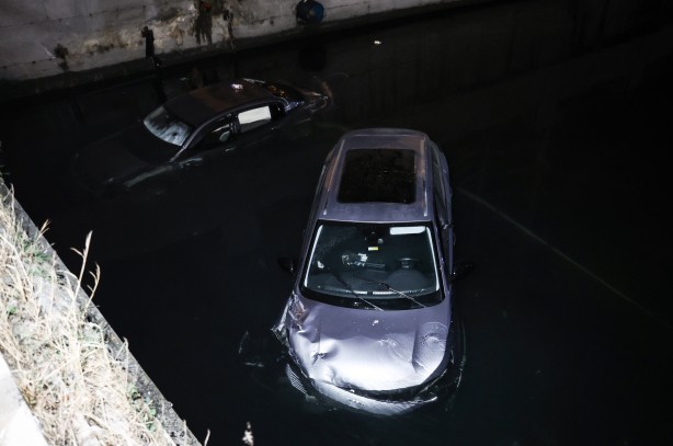 Foto - Zeytinburnu'nda 2 otomobil dereye düştü