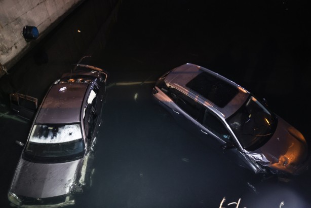 Foto - Zeytinburnu'nda 2 otomobil dereye düştü