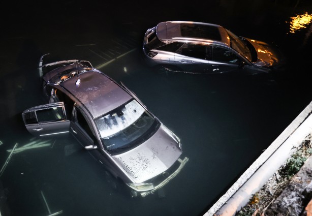 Zeytinburnu'nda 2 otomobil dereye düştü