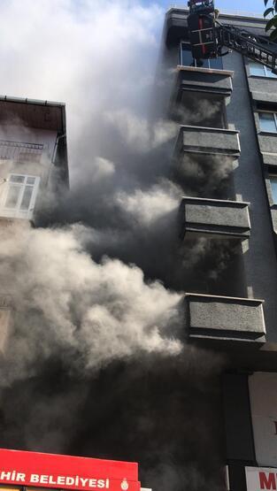 Foto - Zeytinburnu’nda yangın! Binada mahsur kalanlar var