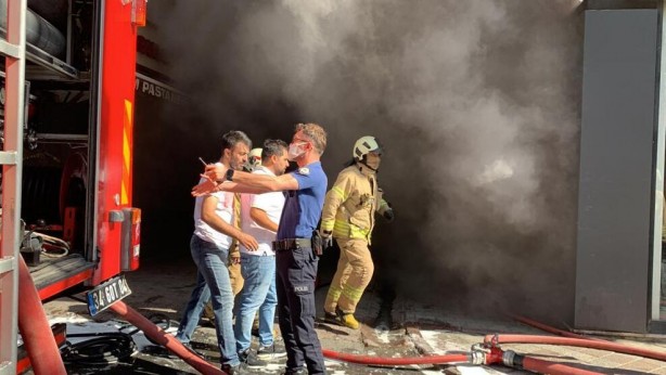 Foto - Zeytinburnu’nda yangın! Binada mahsur kalanlar var