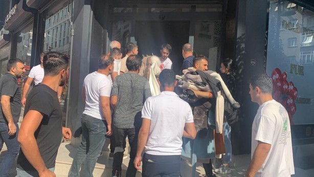 Foto - Zeytinburnu’nda yangın! Binada mahsur kalanlar var