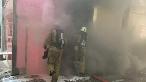 Foto - Zeytinburnu’nda yangın! Binada mahsur kalanlar var