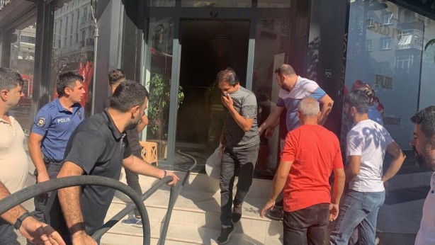 Foto - Zeytinburnu’nda yangın! Binada mahsur kalanlar var