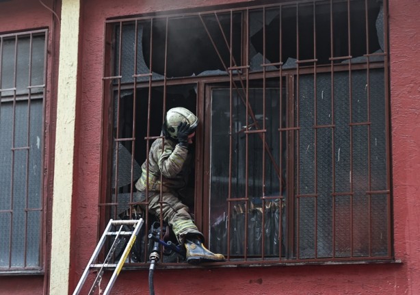 Foto - Zeytinburnu'nda yangın çıkan atölyenin bulunduğu binada mahsur kalanlar itfaiye ekiplerince kurtarıldı