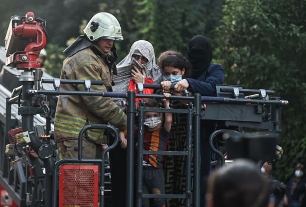 Zeytinburnu'nda yangın çıkan atölyenin bulunduğu binada mahsur kalanlar itfaiye ekiplerince kurtarıldı