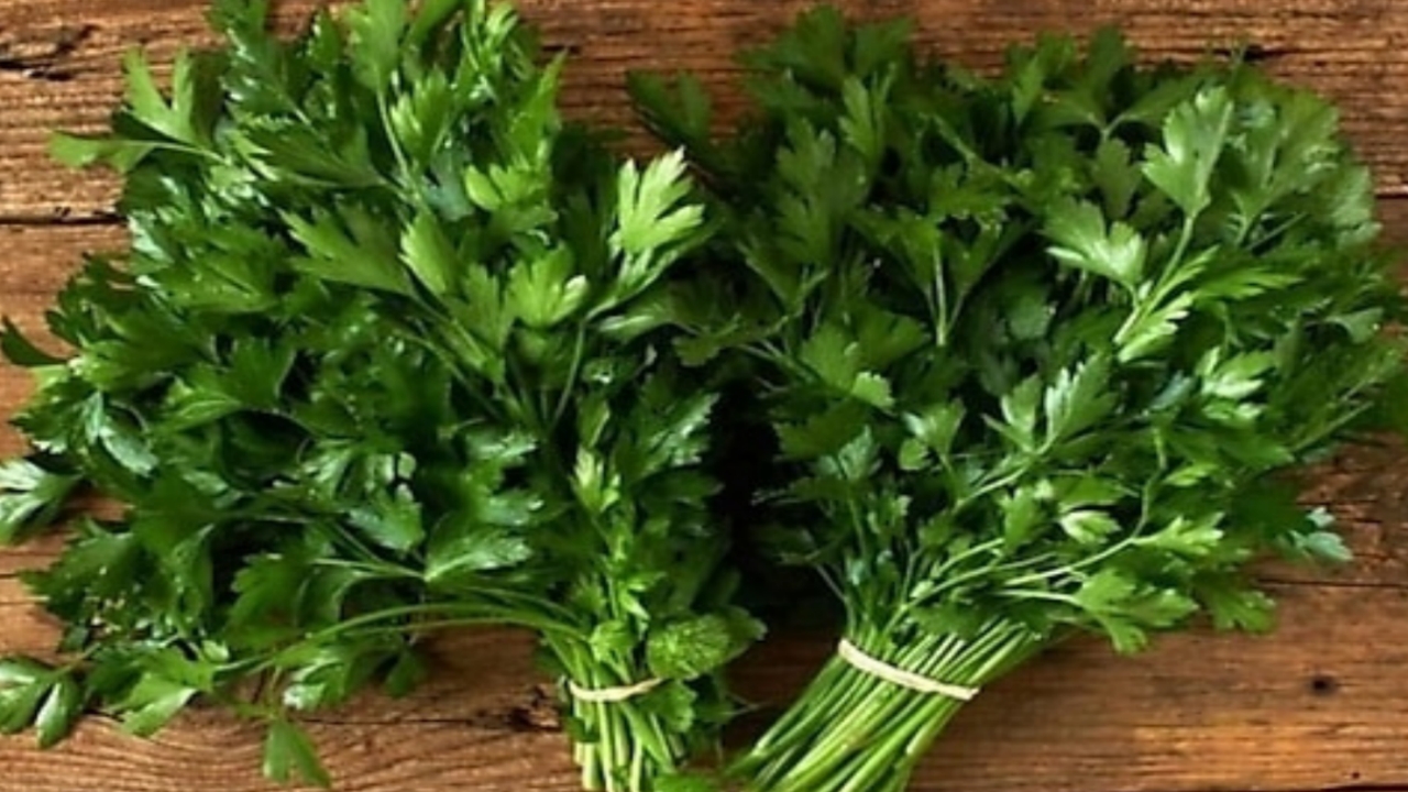 Zincir marketten maydanoz alan kadın, poşeti açınca ne olduğunu anlayamadı! Siz bilmeden sakın yemeyin