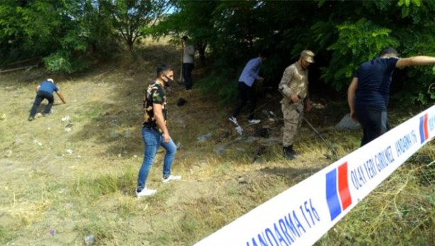 Foto - Zırhlı araç takla attı! Askerler dedektörle altın aradı