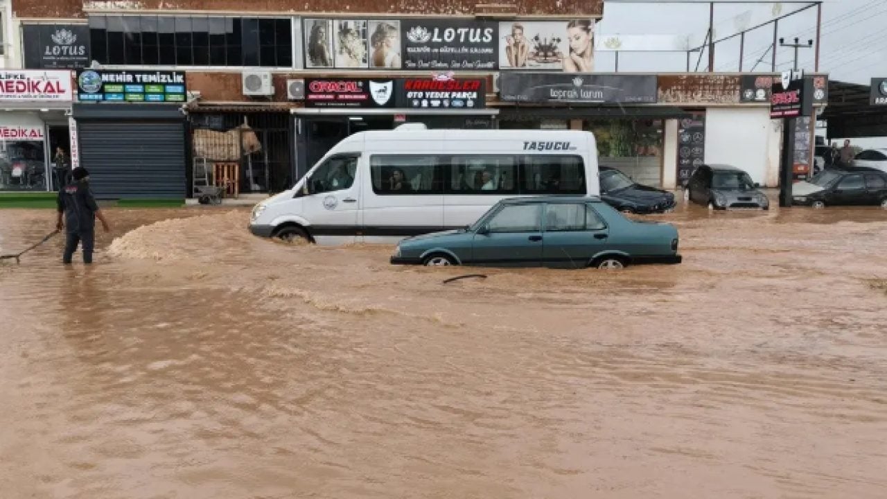 Aşırı yağışlar ilçeyi felç etti! Araçlar suya gömüldü!