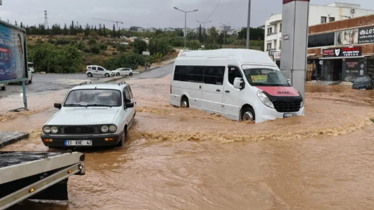 Foto - Aşırı yağışlar ilçeyi felç etti! Araçlar suya gömüldü!