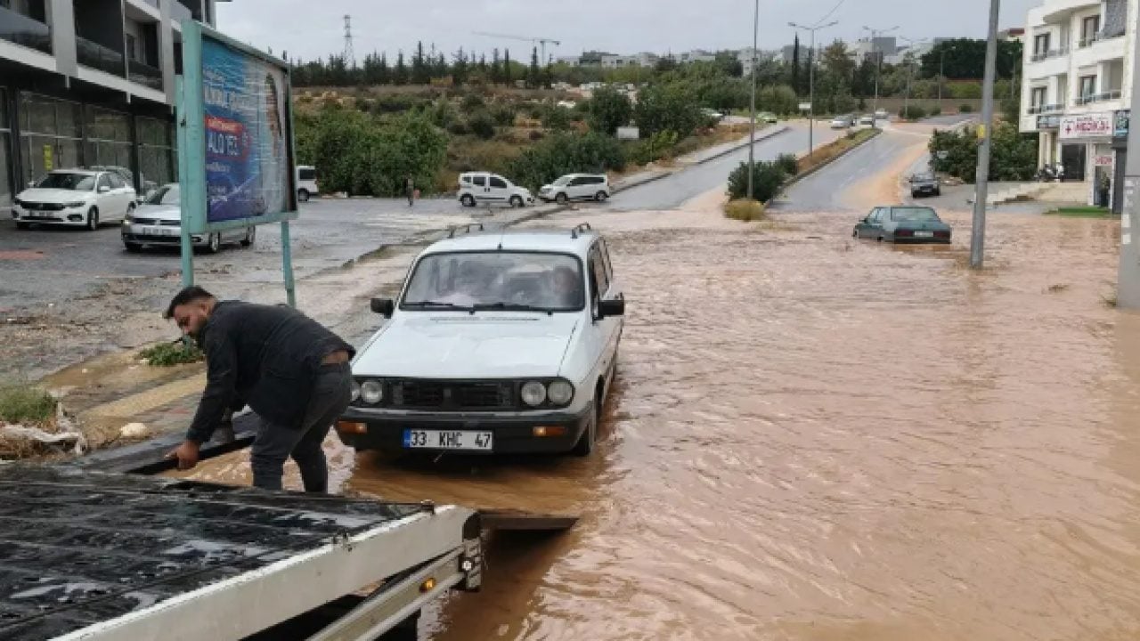 Foto - Aşırı yağışlar ilçeyi felç etti! Araçlar suya gömüldü!