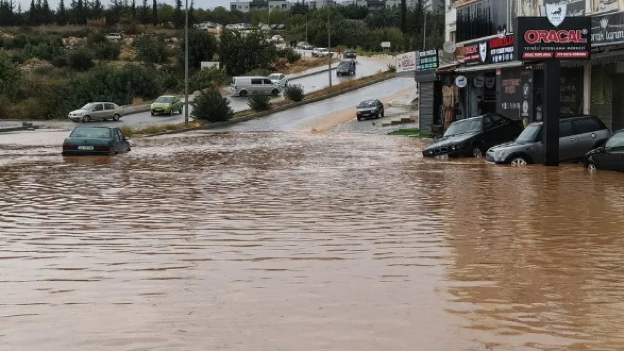 Foto - Aşırı yağışlar ilçeyi felç etti! Araçlar suya gömüldü!