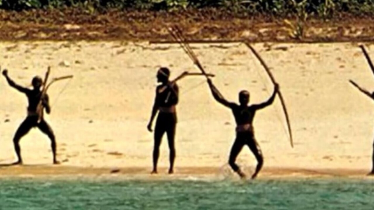 Ziyaret edecekseniz arkanızı kollayın! Bu adada ziyaretçileri okla öldürmeye çalışıyorlar