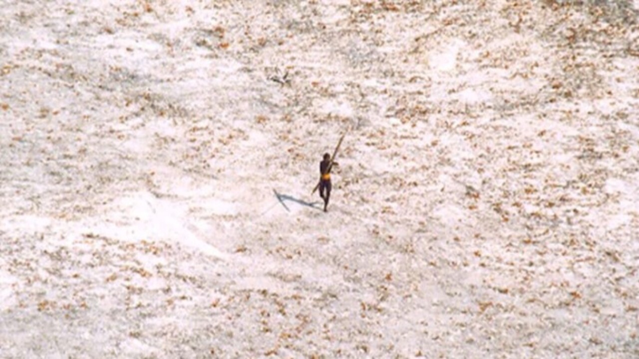 Foto - Ziyaret edecekseniz arkanızı kollayın! Bu adada ziyaretçileri okla öldürmeye çalışıyorlar