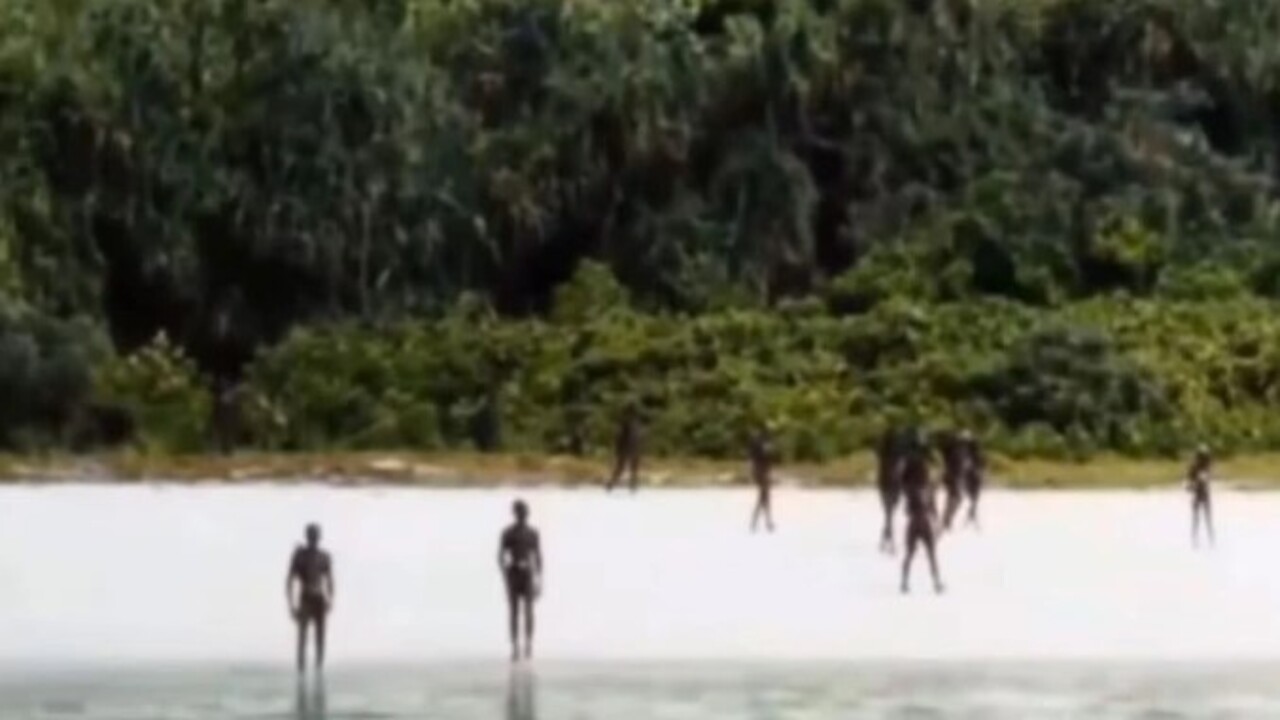 Foto - Ziyaret edecekseniz arkanızı kollayın! Bu adada ziyaretçileri okla öldürmeye çalışıyorlar