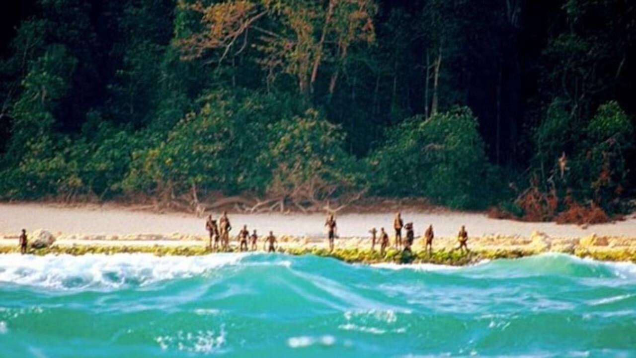 Foto - Ziyaret edecekseniz arkanızı kollayın! Bu adada ziyaretçileri okla öldürmeye çalışıyorlar