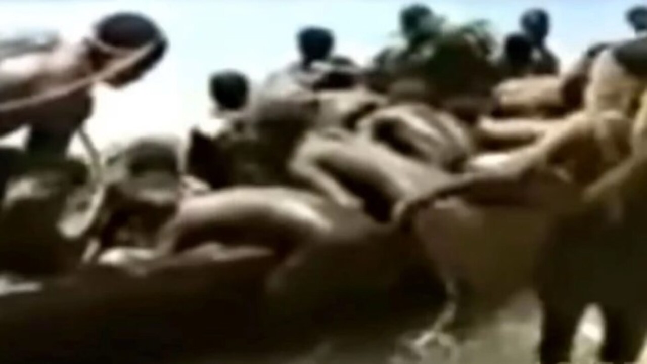 Foto - Ziyaret edecekseniz arkanızı kollayın! Bu adada ziyaretçileri okla öldürmeye çalışıyorlar